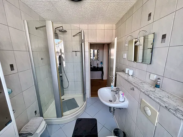 Bad mit Dusche und WC