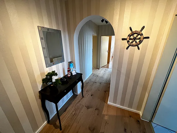 Freundlicher Eingangsbereich mit Garderobe