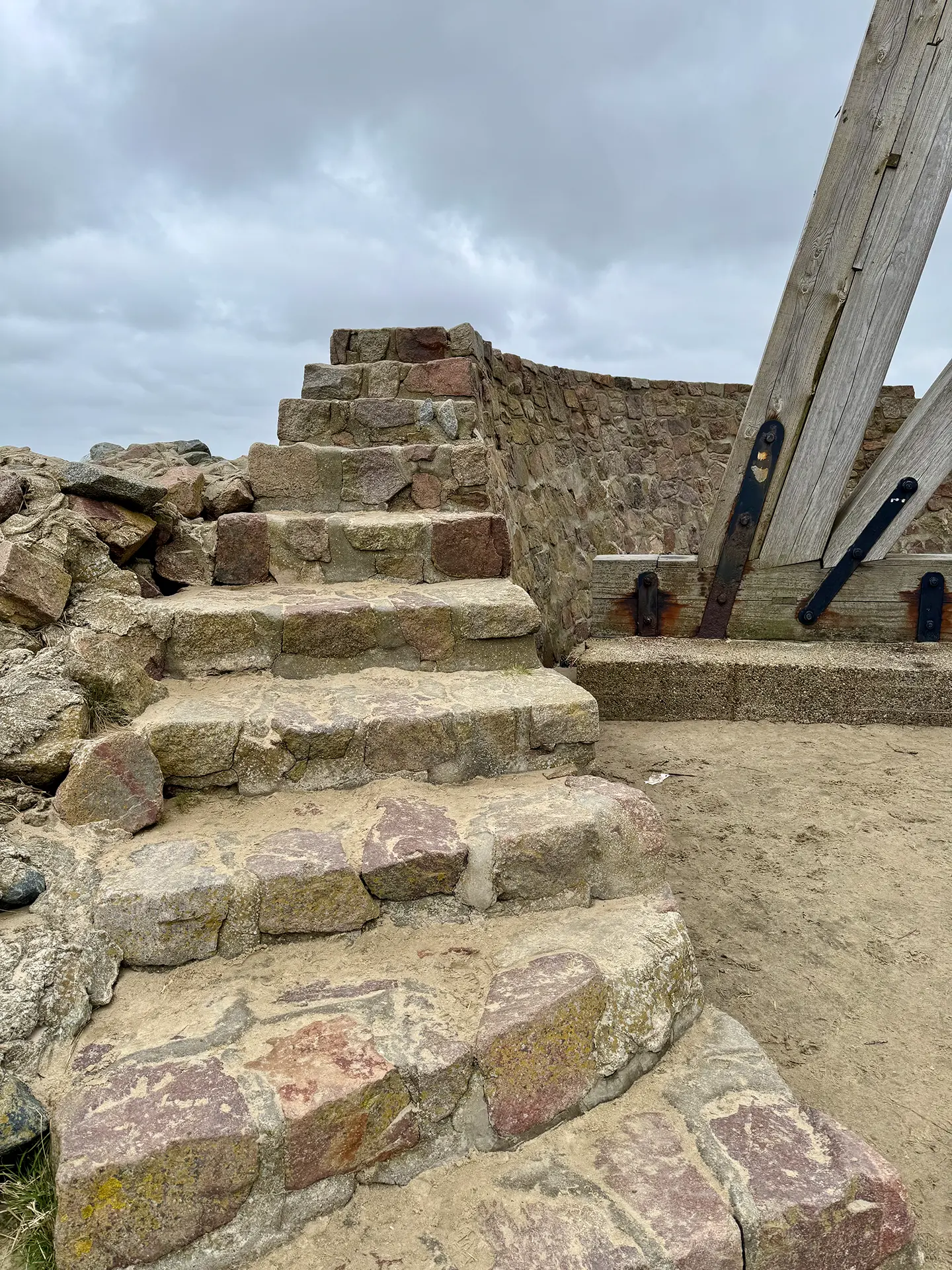 Treppen an der Mauer neben der Kugebake