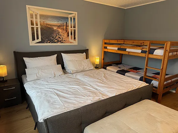 Schlafzimmer mit bequemen Boxspringbett