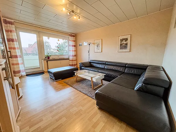 Wohnzimmer mit gemütlicher Eckledercouch