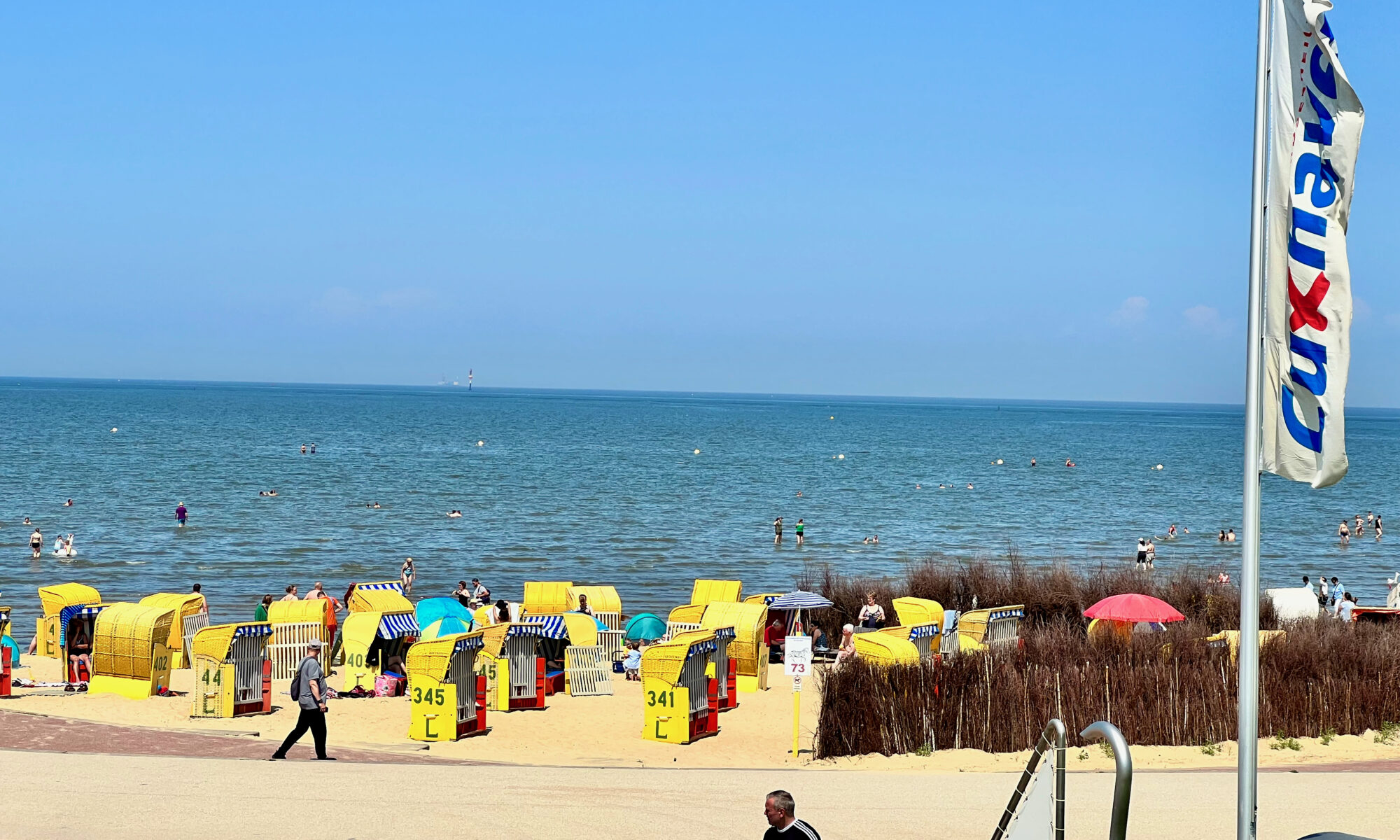 Die Gästekarten werden am Strand kontrolliert